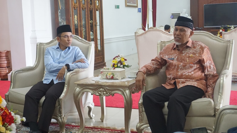 Kunjungi Sumbar, TGB Zainul Majdi Bahas Konversi Bank Syariah Bareng Gubernur Mahyeldi 