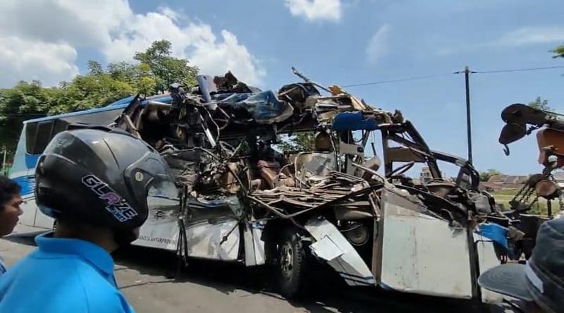 Kecelakaan Hari Ini Bus dan 2 Truk di Jalan Pantura Rembang, 4 Orang Tewas