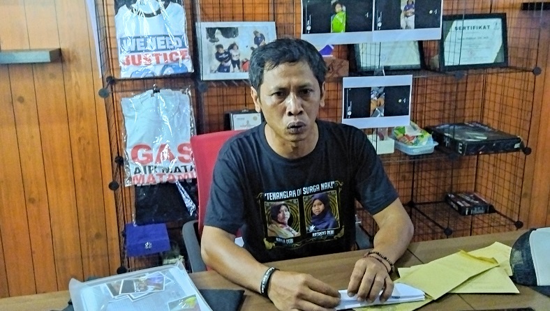 title Devi Athok, Ayah 2 Korban Meninggal Tragedi Kanjuruhan Terus Berjuang Cari Keadilan Devi Athok, Ayah 2 Korban Meninggal Tragedi Kanjuruhan Terus Berjuang Cari Keadilan