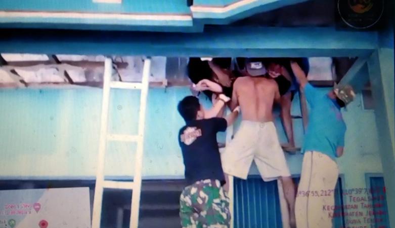 Tersengat Listrik di Atap Rumah, Pekerja Bangunan Pingsan dengan Luka Bakar 