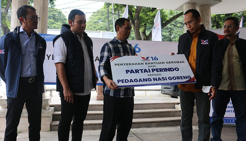 Partai Perindo Serahkan Bantuan Gerobak untuk Pedagang Nasi Goreng - Bagian 1