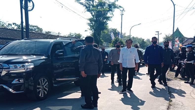 Blusukan Pasar di Blora, Jokowi Cek Harga Kebutuhan Pokok