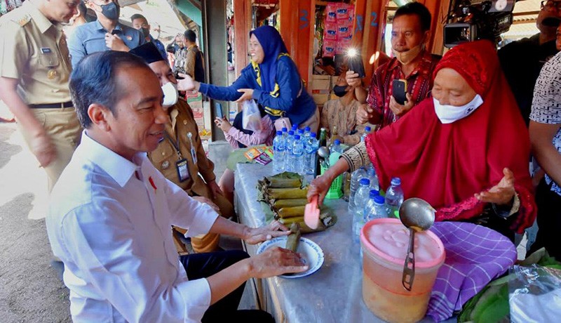 Presiden Jokowi Sarapan Lontong Sayur di Pasar Menden Blora - Bagian 2
