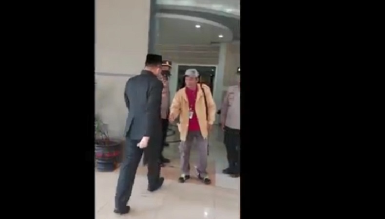 Viral Video Ketua DPRD Luwu Timur Tolak Jabat Tangan Warga