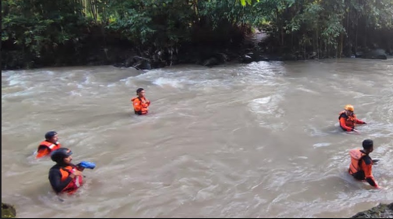 Mandi di Pinggir Sungai, Wanita Lansia di NTB Hilang Terbawa Arus