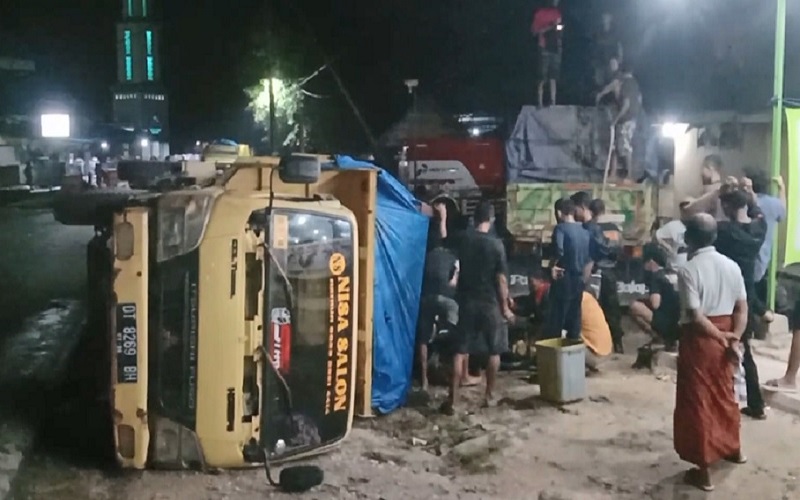 title Hindari Kendaraan di Depan, Truk Muatan CPO Terbalik Hindari Kendaraan di Depan, Truk Muatan CPO Terbalik