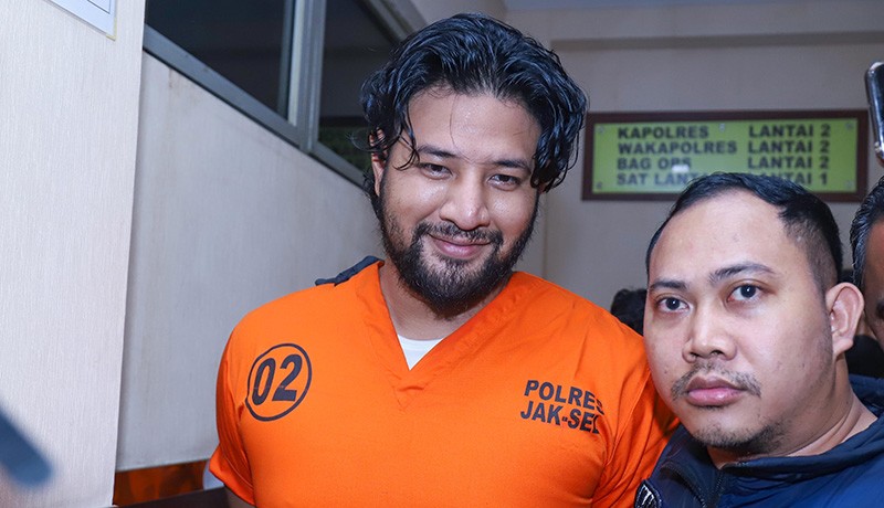 Senyum Ammar Zoni Pakai Baju Tahanan Kasus Narkoba - Bagian 2