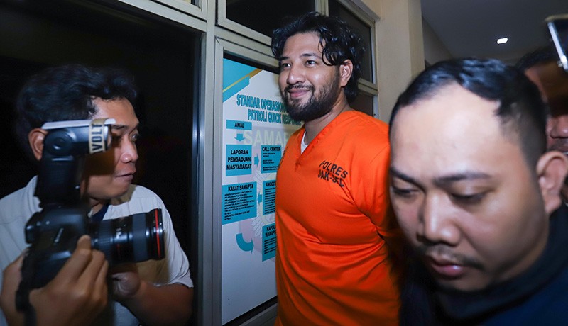 Senyum Ammar Zoni Pakai Baju Tahanan Kasus Narkoba - Bagian 3