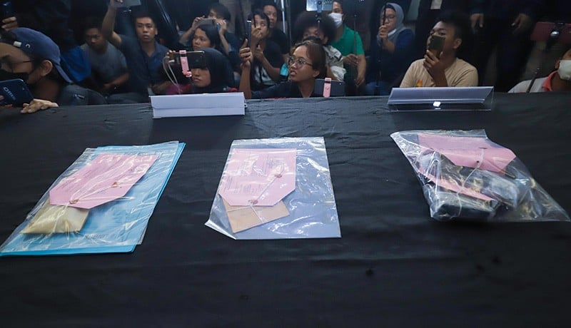 Senyum Ammar Zoni Pakai Baju Tahanan Kasus Narkoba - Bagian 4