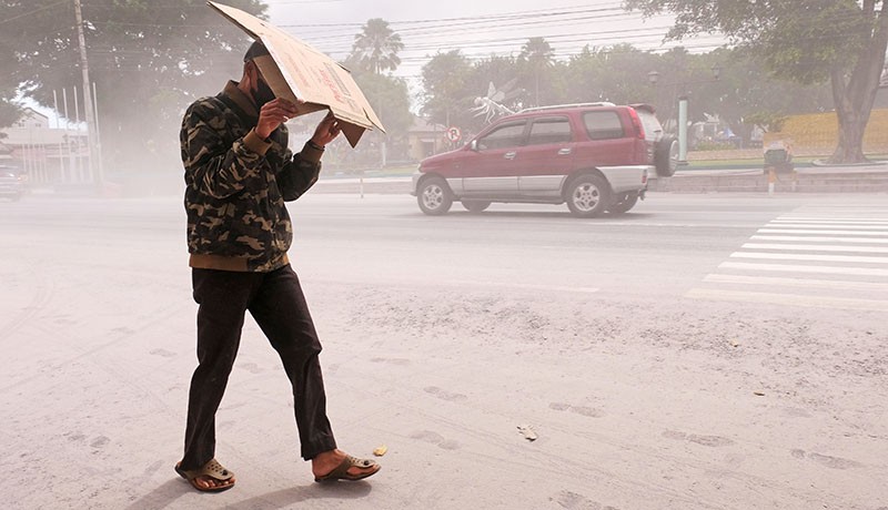 Suasana Kota Magelang Diselimuti Abu Vulkanik Gunung Merapi - Bagian 3