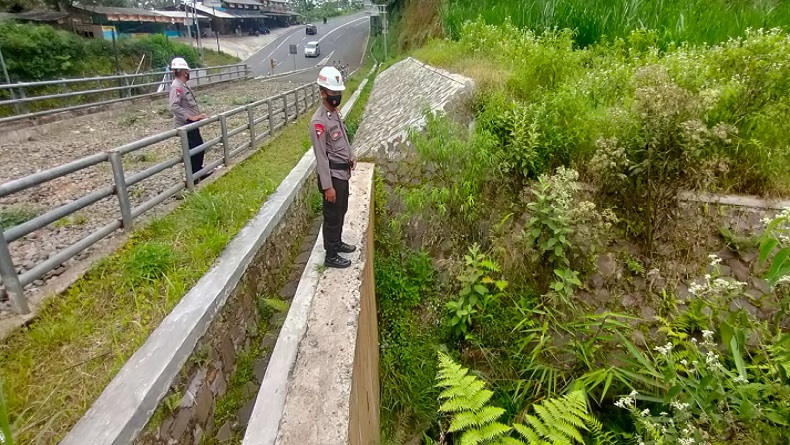 Antisipasi Tangkuban Parahu KBB Erupsi, Personel Brimob Cek Kondisi Drainase Lahar Dingin