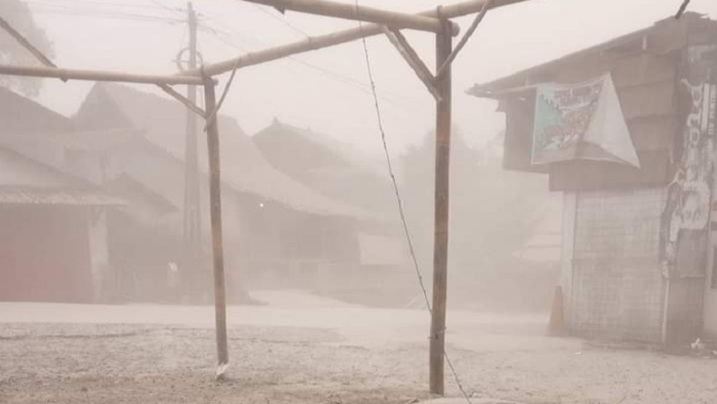 Gunung Merapi Muntahkan Awan Panas, Sejumlah Desa di Magelang dan Boyolali Hujan Abu