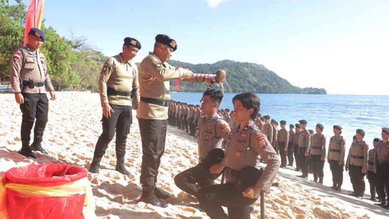 Tradisi Pembaretan Bintara Remaja Ditutup Kapolda Sulut di Pantai Paal Likupang