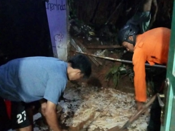 Dinding Rumah Warga di Cibinong Bogor Jebol Tertimbun Tanah Longsor