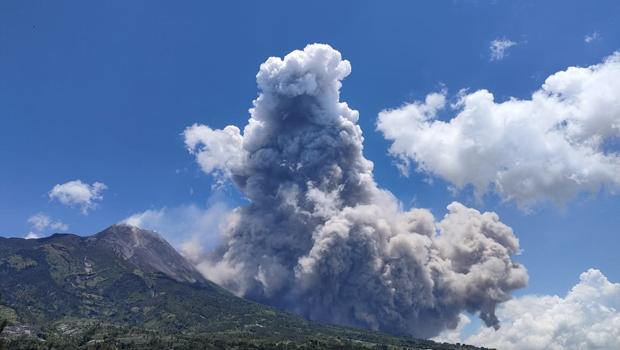 Breaking News, Gunung Merapi Luncurkan Wedus Gembel 