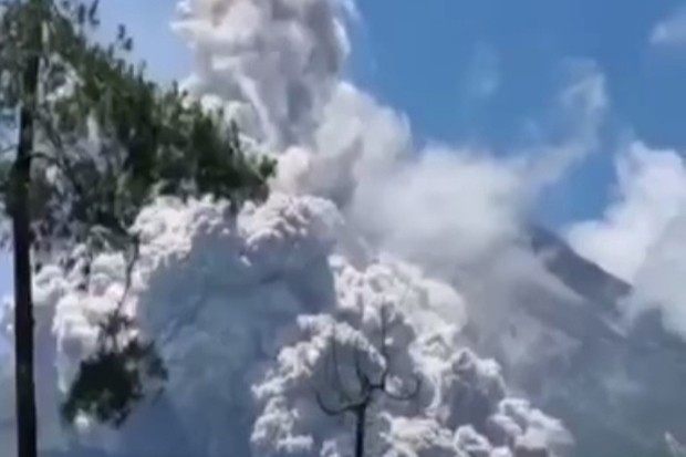 Gunung Merapi Erupsi Trending Topic Twitter, Netizen: Pantesan Udara Panas