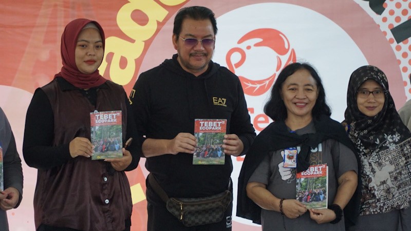 Denny JA Ajak Publik Hangatkan Taman Kota dengan Puisi - Bagian 2