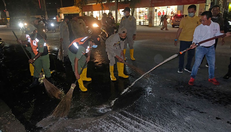Bersih-Bersih Jalanan Kota Magelang dari Abu Vulkanik Gunung Merapi - Bagian 1
