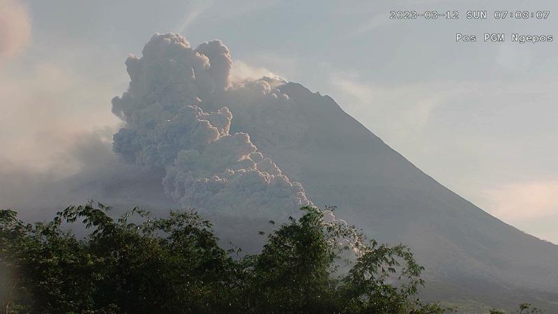 Merapi Luncurkan Awan Panas Minggu Pagi, Warga Krinjing Magelang Berhamburan Keluar