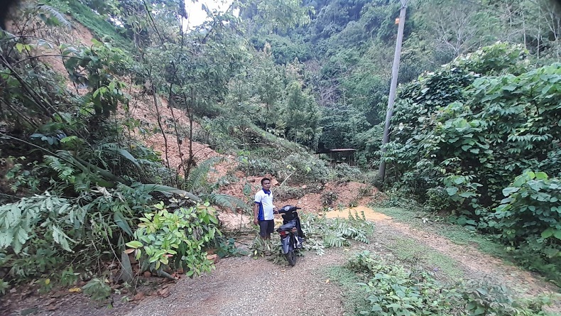 Banjir dan Longsor Terjang Sarolangun Jambi, Mobil Tak Bisa Melintas di 2 Lokasi Ini