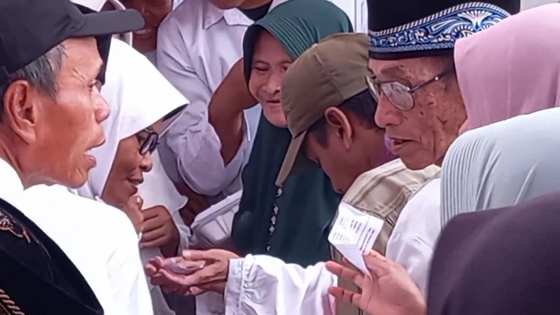 title Warga Majalengka Dapat Dana Sosial, meski Berdesakan Tetap Semringah Warga Majalengka Dapat Dana Sosial, meski Berdesakan Tetap Semringah