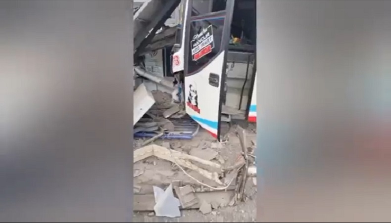 Kecelakaan di Probolinggo, Bus Antarkota Oleng Tabrak Baliho dan Pengendara Motor