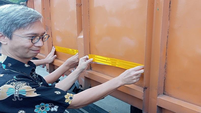 Tekan Kasus Kecelakaan di Tol Cipali, Kendaraan Besar Dipasang Stiker Reflektif