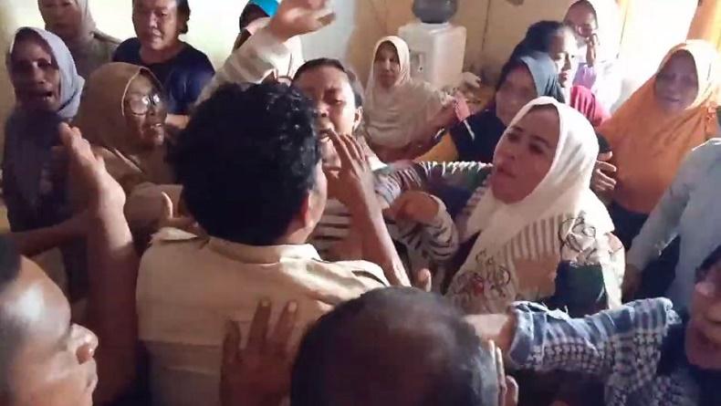 Ratusan Emak-Emak Ngamuk di Kantor Diperindag Ternate, Protes Tempat Jualan Dipindah