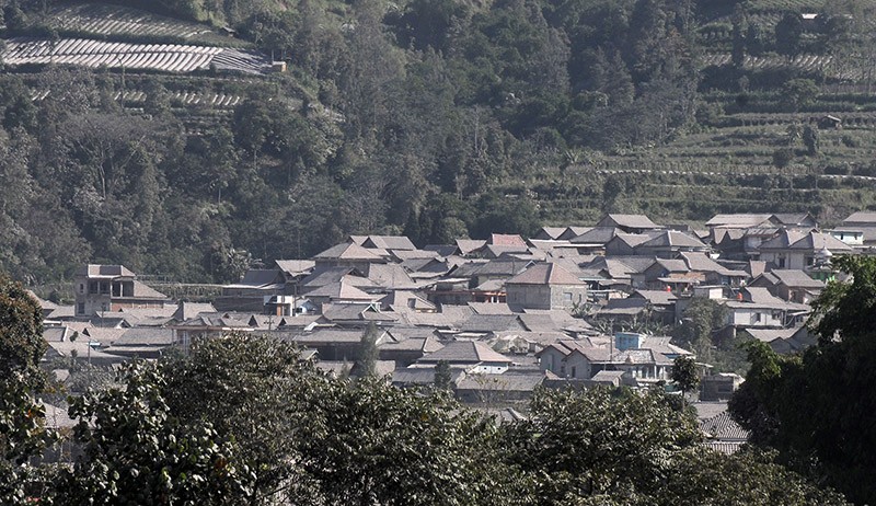 Foto-Foto Atap Rumah Warga Boyolali Tertutup Abu Vulkanik Gunung Merapi - Bagian 2