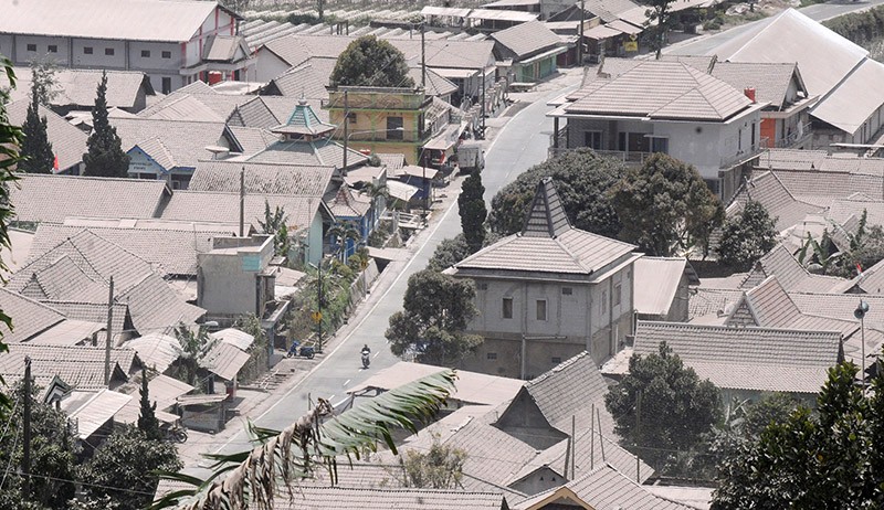 Foto-Foto Atap Rumah Warga Boyolali Tertutup Abu Vulkanik Gunung Merapi - Bagian 1