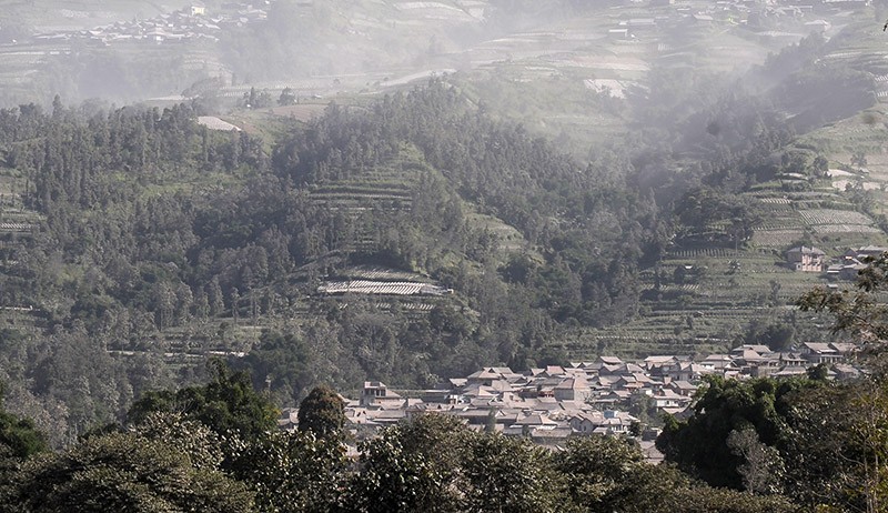 Foto-Foto Atap Rumah Warga Boyolali Tertutup Abu Vulkanik Gunung Merapi - Bagian 3