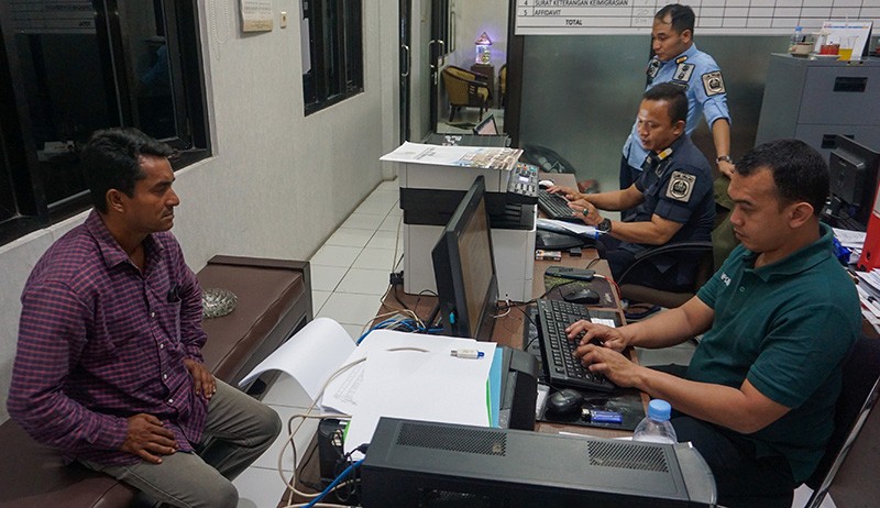 WNA Pelanggar Izin Tinggal Dijemput Petugas Imigrasi - Bagian 2