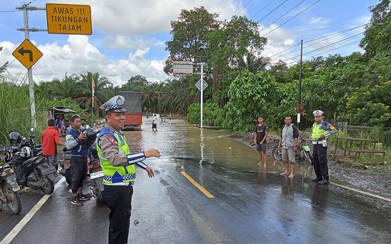 Sungai Musi Meluap Rendam Jalan Nasional Lubuklinggau - Sekayu