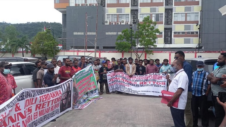BEM Uncen Demo di Pengadilan Tipikor Jayapura, Minta Tangkap Johannes Rettob