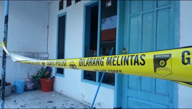 title Cinta Ditolak, Pria Probolinggo Lempar Bom Ikan ke Tempat Kos Calon Pacar  Cinta Ditolak, Pria Probolinggo Lempar Bom Ikan ke Tempat Kos Calon Pacar