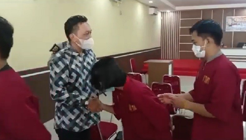 Berakhir Damai, Dosen dan 7 Mahasiswa Pelaku Pengeroyokan di Pontianak Saling Bersalaman