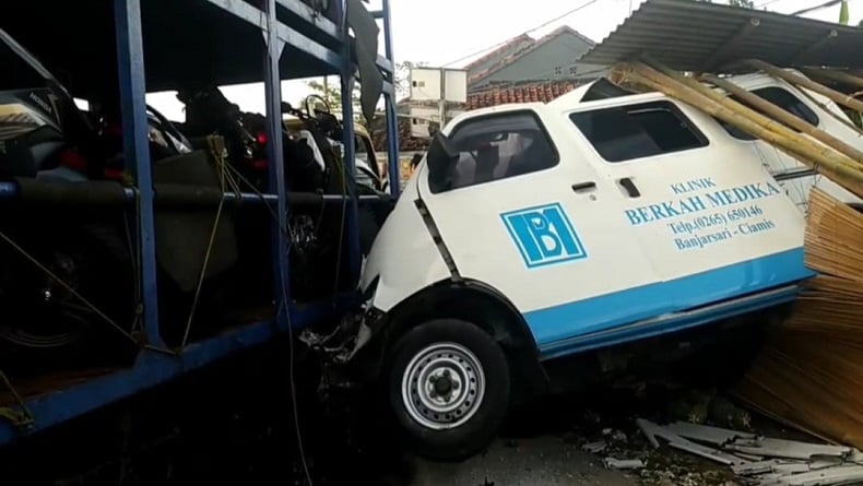 Kecelakaan Di Padaherang Pangandaran, Truk Tabrakan Dengan Ambulans, 1 ...