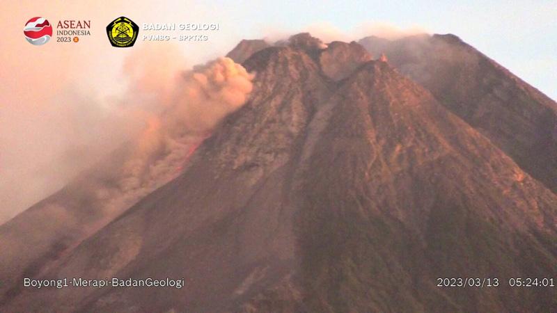 Aktivitas Gunung Merapi Senin Pagi, Luncurkan Awan Panas Guguran Sejauh 1,2 Km