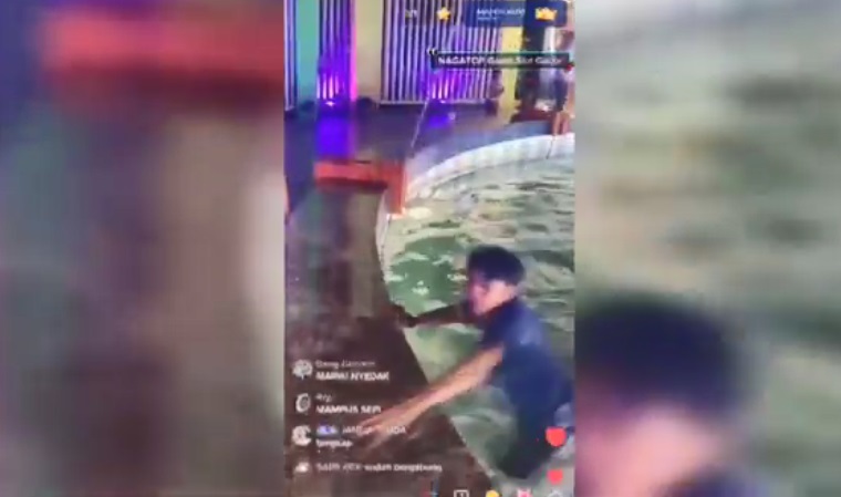 Demi Konten, Pria Ini Nekat Nyebur ke Monumen Cinta Habibie dan Ainun