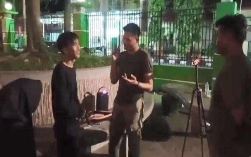 Pria yang Buat Konten Nyebur ke Monumen Cinta Habibie dan Ainun Diamankan Satpol PP