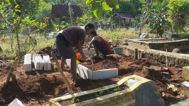 Jelang Ramadan, Tukang Renovasi Makam di Banjarnegara Kebanjiran Order 