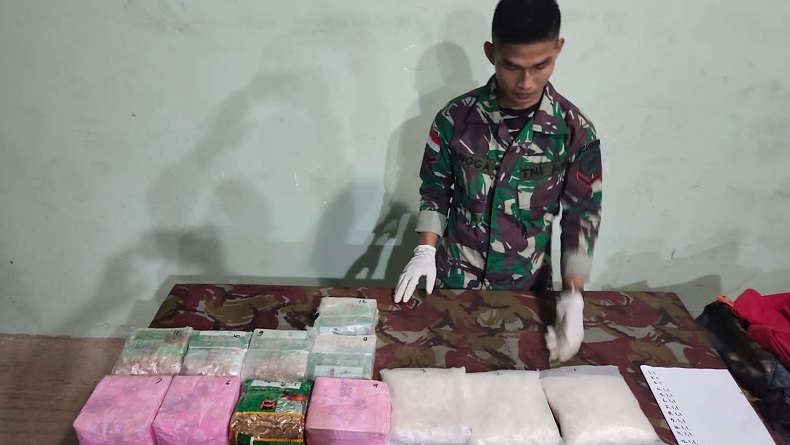 Satgas TNI Gagalkan Penyelundupan 12,9 Kg Sabu di Perbatasan RI-Malaysia Satgas TNI Gagalkan Penyelundupan 12,9 Kg Sabu di Perbatasan RI-Malaysia