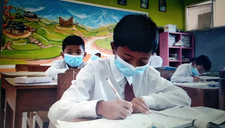 Sekolah Dipenuhi Abu Vulkanis, Begini Aktivitas Siswa SD di Lereng Gunung Merapi 