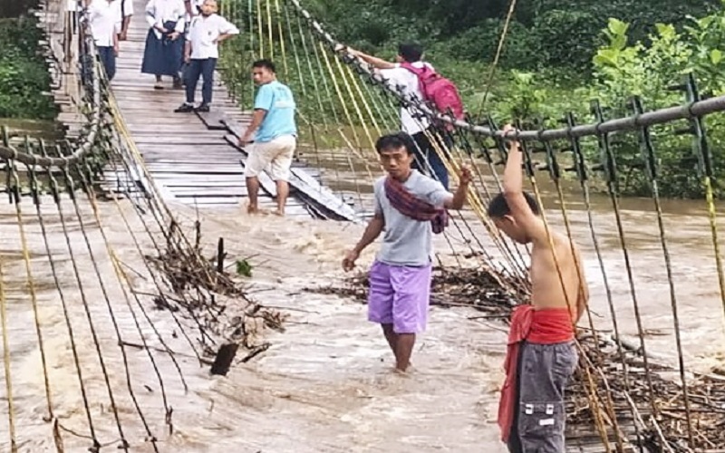 Sungai Ogan Di Oku Meluap Jembatan Penghubung Desa Nyaris Putus