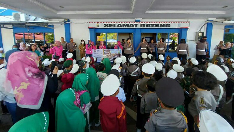 Ratusan Anak dari 12 TK di Manado Datangi Polda Sulut, Mau Apa?