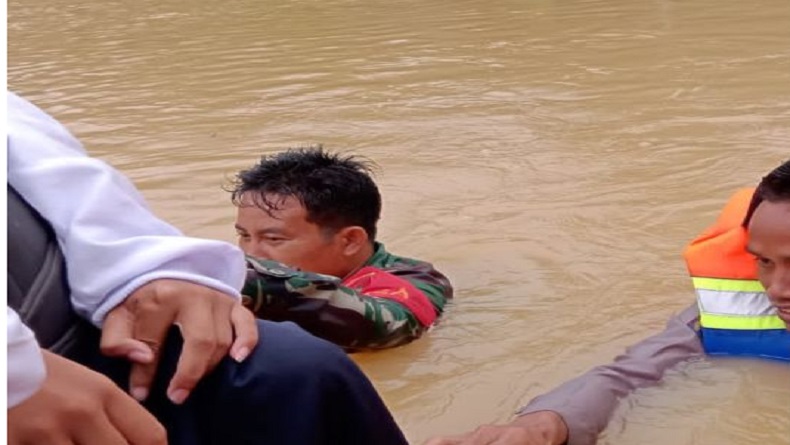 Aksi Heroik TNI Polri Jemput Pelajar Tak Bisa Lintasi Banjir di Balangan