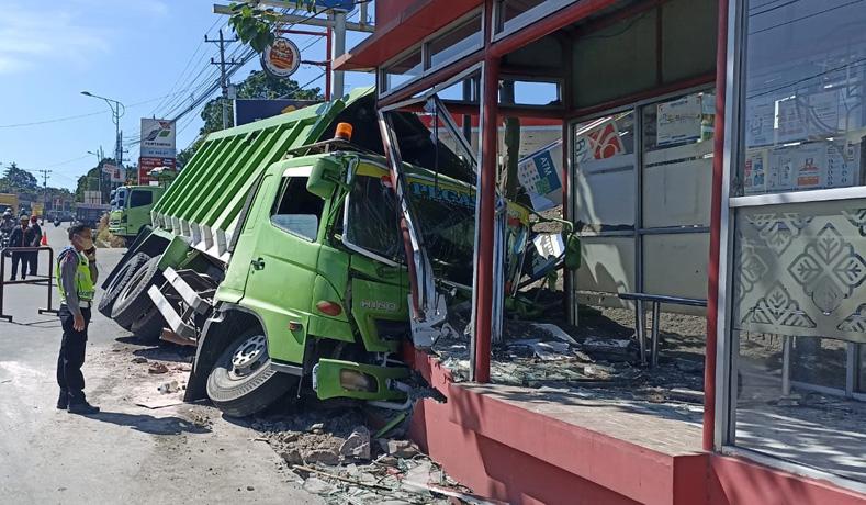 Kecelakaan Hari Ini di Jalan Soekarno-Hatta Bawen, Truk Terjun ke Parit dan Tabrak Halte 