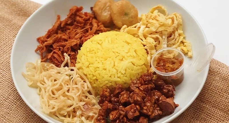 Cara Membuat Nasi Kuning Sederhana, Pakai Ayam Suwir dan Telur Dadar Bikin Nagih 