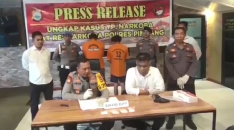 title Kakak Adik di Pinrang Jadi Kurir Narkoba untuk Lunasi Utang Ibu Kakak Adik di Pinrang Jadi Kurir Narkoba untuk Lunasi Utang Ibu