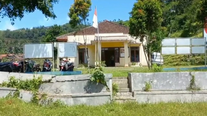 Kantor Desa Panggalih Garut dan 3 Rumah Warga Rusak Berat akibat Pergerakan Tanah